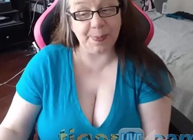 Naughtylilblue on chaturbate shows boobs
